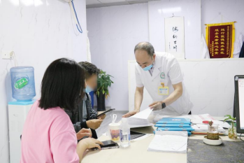 嚇人！男子睡覺翻了個身，結果天旋地轉直接吐了(圖1)