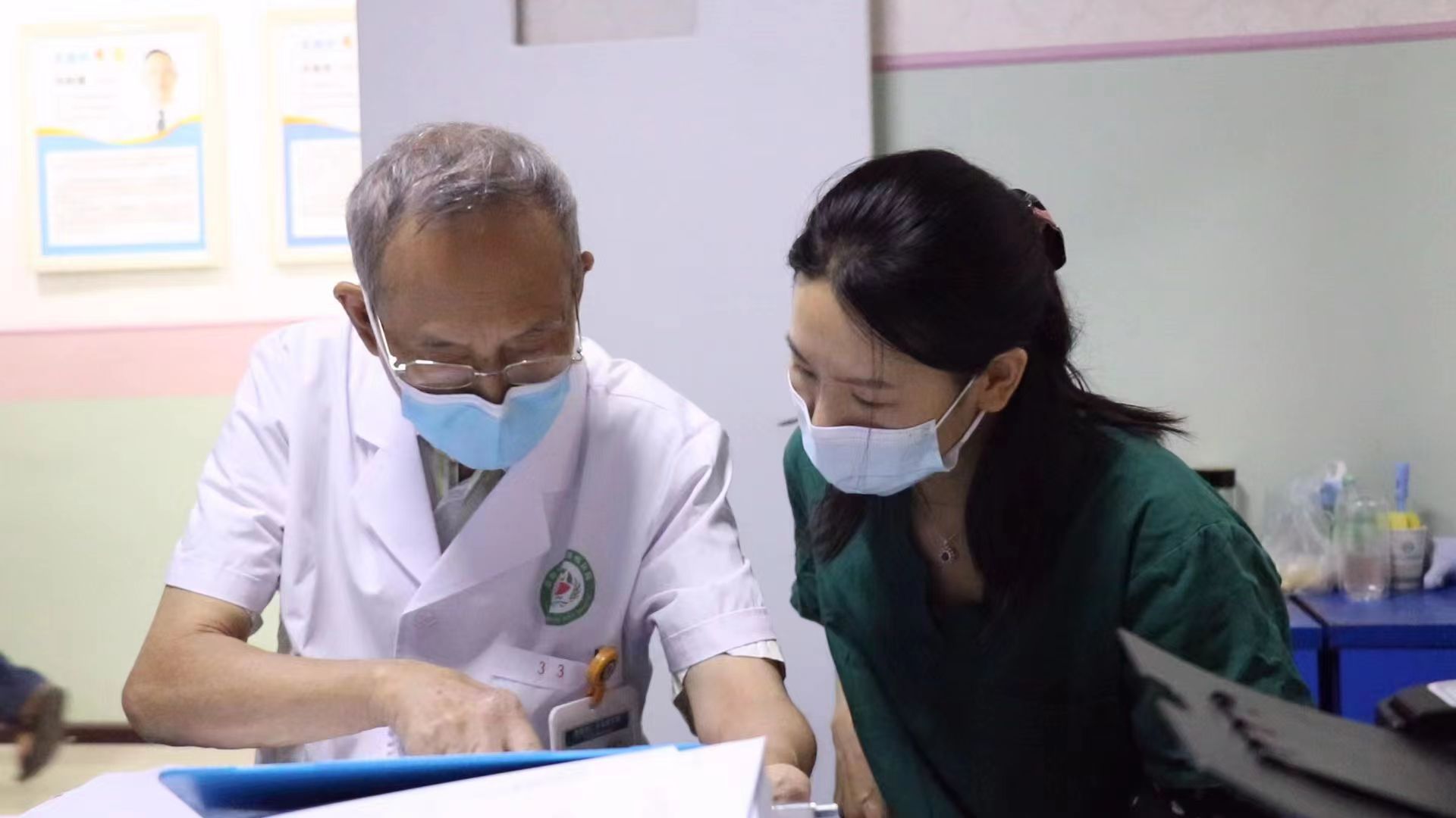 老人患上了旋轉(zhuǎn)性暈眩耳石癥，怎么辦？銘仁教你一招搞定(圖4)