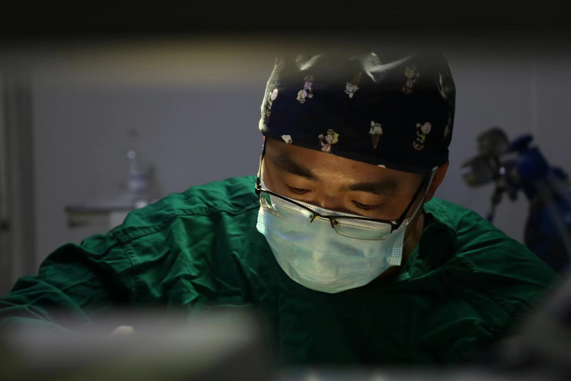 男子誤吞魚刺，術(shù)后取出3厘米長倒置雙頭銳利魚骨，直呼僥幸得救！(圖2)